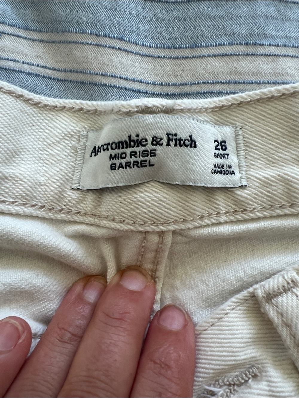 Abercrombie & Fitch Mid-Rise Barrel Jean in White 26 short - Picture 4 of 4